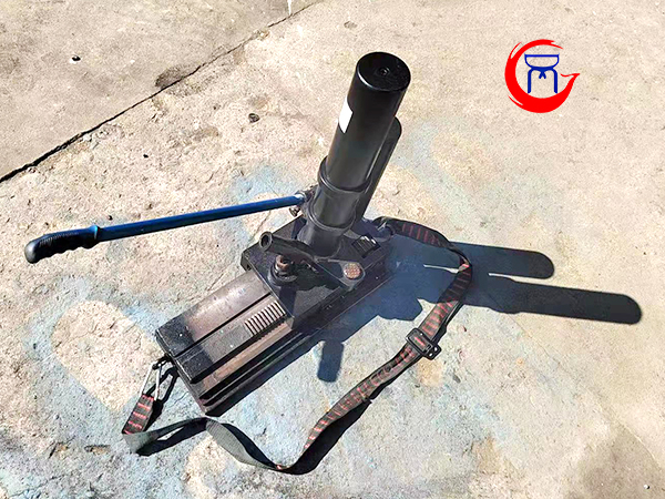 機(jī)車落軌復(fù)位機(jī)